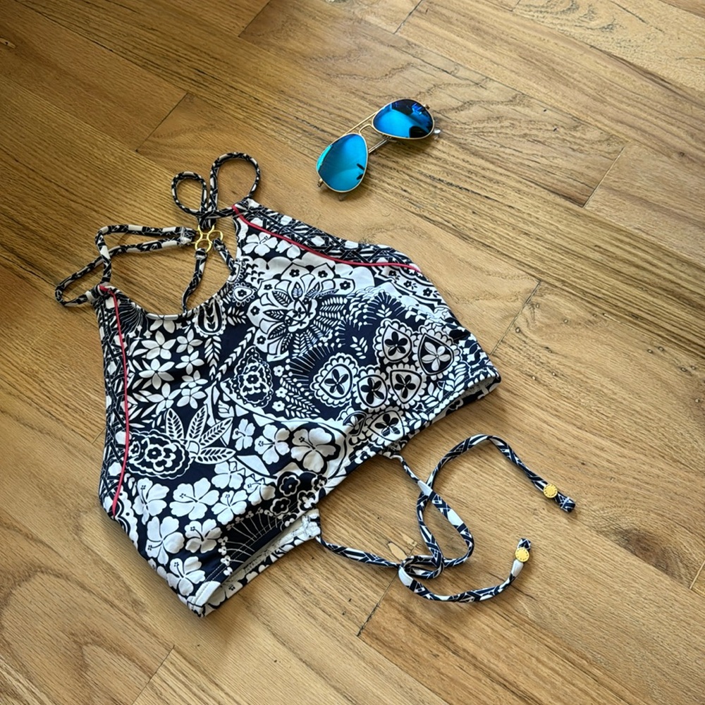 Tommy BAHAMA, beautiful top. New without tags.